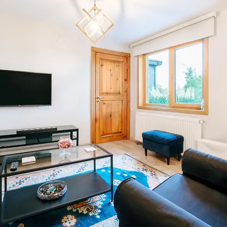 House With Garden And Bosphorus View In Kuzguncuk Istanbul